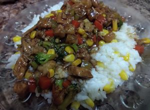 Una foto de Teriyaki a mi estilo con pechuga de pollo