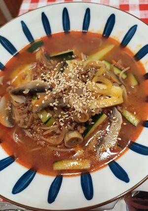 Koreai Gochujang-os tészta-leves (csípős) recept fotója