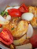 Frango estufado com tomate, cebola e pimentos verdes
