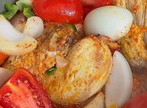 Foto de Frango estufado com tomate, cebola e pimentos verdes