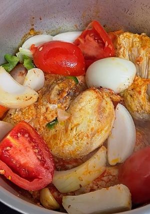 Foto de Frango estufado com tomate, cebola e pimentos verdes