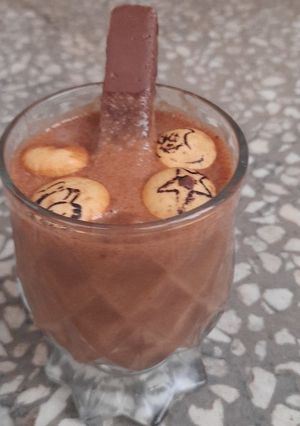 A picture of Yummy chocolate and biscuits iced shake.