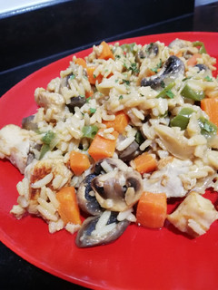 Una foto de Arroz con conejo y verduras