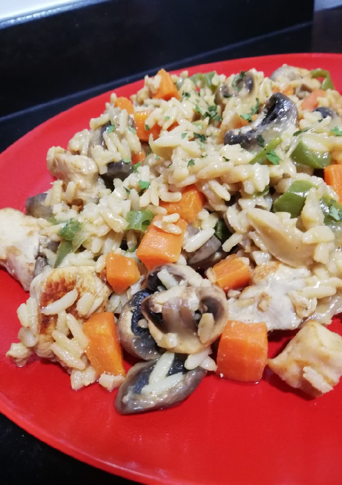 Una foto de Arroz con conejo y verduras