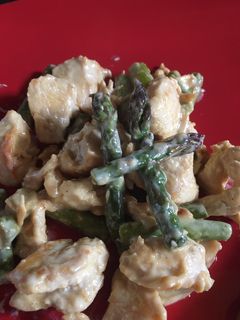 Una foto de Pollo con espárragos en salsa de queso