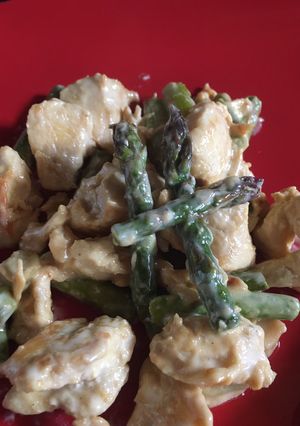 Una foto de Pollo con espárragos en salsa de queso