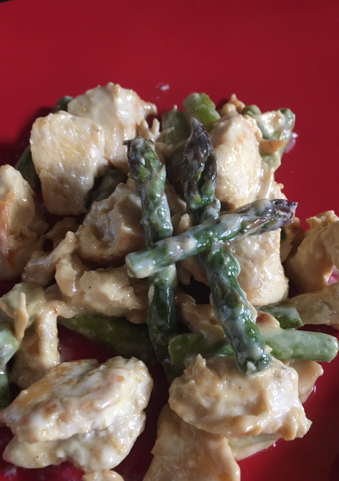 Una foto de Pollo con espárragos en salsa de queso