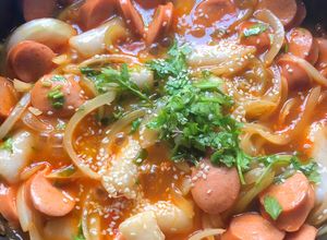 Hình của món Bánh gạo cay làm từ cơm nguội phiên bản siêu nhanh siêu tiết kiệm.