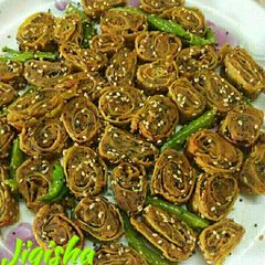 A picture of Bachi huyi roti ke patra.