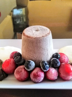 Una foto de Helado de chocolate con frutas frescas 👍🇵🇪