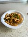 Penne con salsa de soja, verduras y gambas