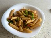 Una foto de penne con marisco