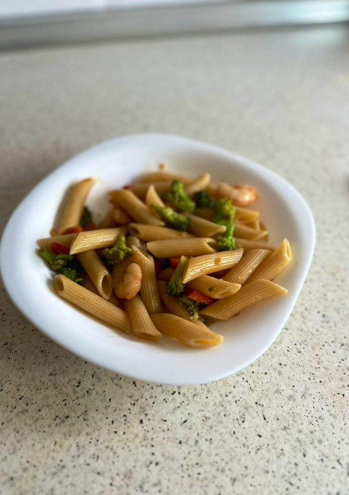 Una foto de Penne con salsa de soja, verduras y gambas