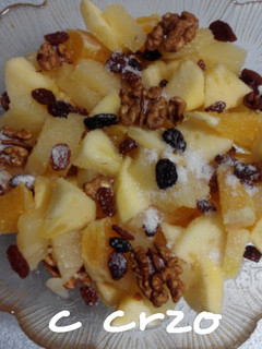 Una foto de Macedonia de frutas con nueces y pasas