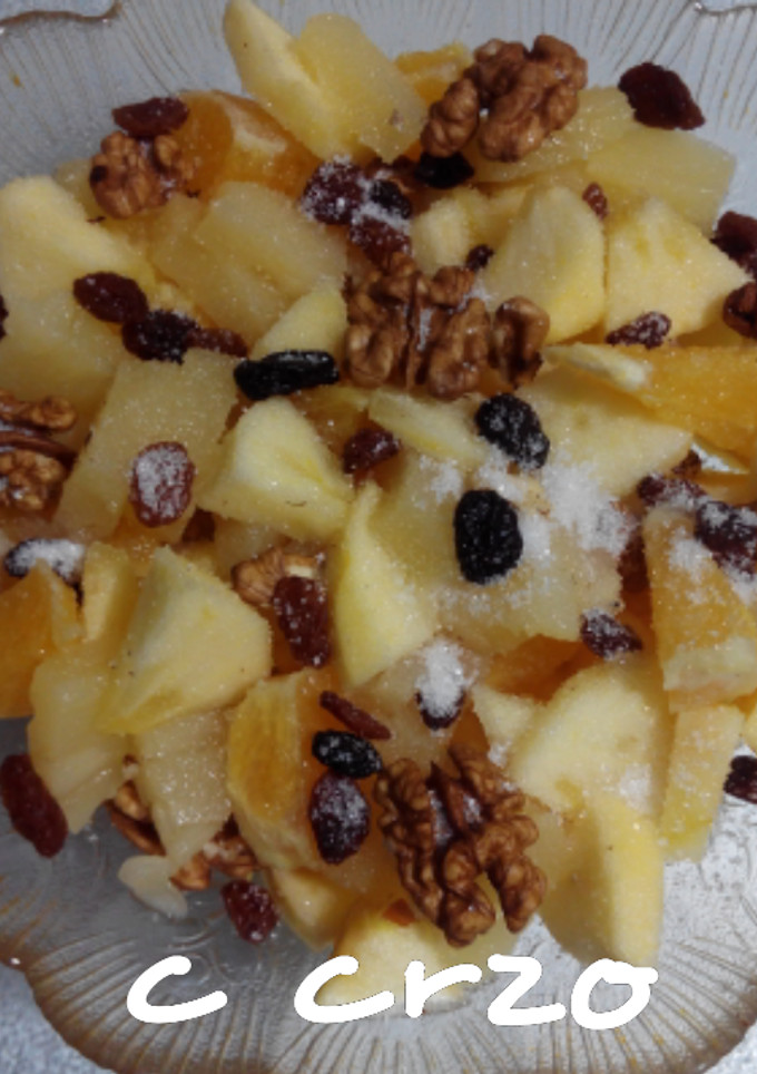 Una foto de Macedonia de frutas con nueces y pasas