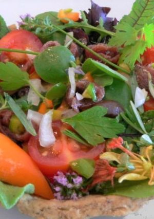 Une photo de Tartelette en pâte d'herbes,crudités aux parfums du soleil