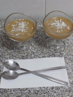 Una foto de Crema de caramelo con chocolate blanco