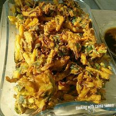 A picture of Aloo palak k pakoray.