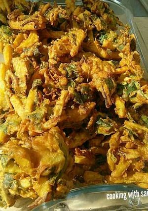 A picture of Aloo palak k pakoray.
