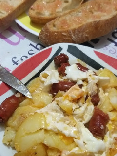 Una foto de Huevos rotos con chistorra
