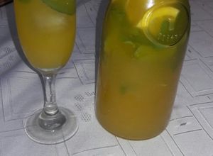 Una foto de Pisco sour de maracuyá..🍸