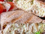 Una foto de wrap de pollo