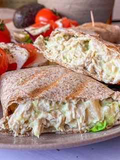 Una foto de Wrap de pollo y queso con aguacate