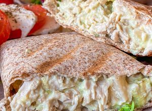 Foto principal de Wrap de pollo y queso con aguacate