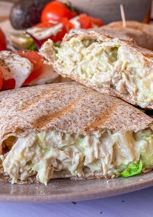 Foto principal de Wrap de pollo y queso con aguacate