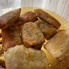 A picture of Martabak daging/martabak tahu.
