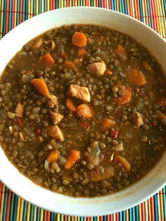 Una foto de Lentejas con pollo y verduras