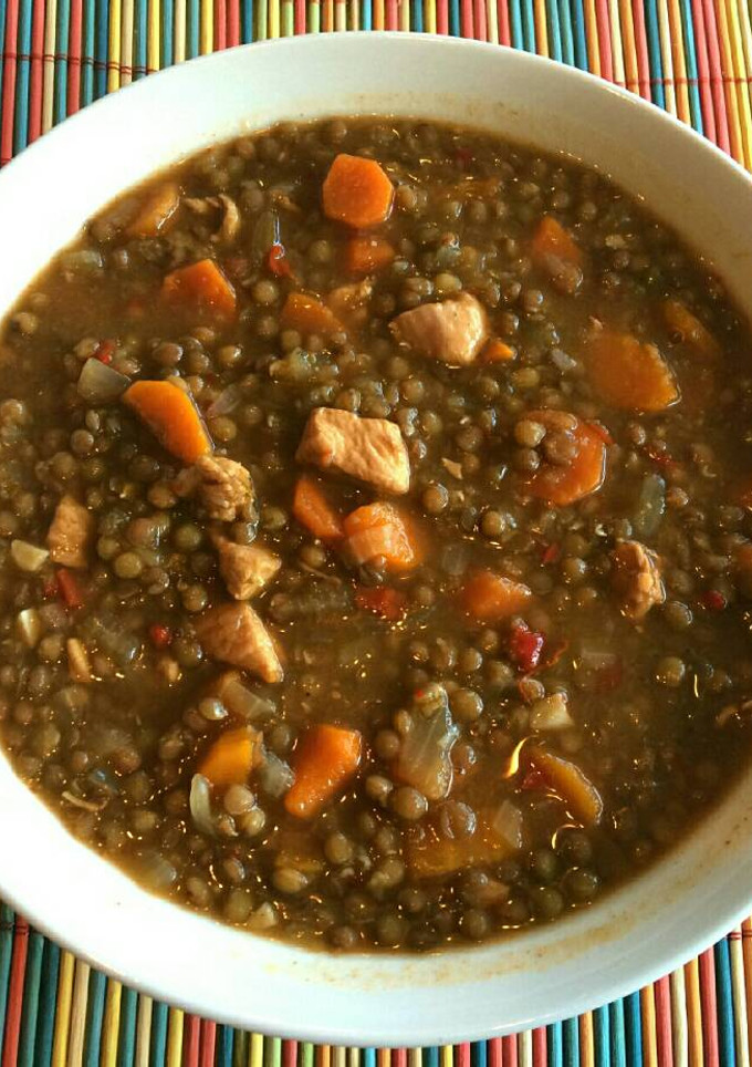 Una foto de Lentejas con pollo y verduras