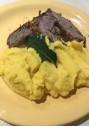 Una foto de Vacío al Horno de Novillo con Puré Mixto