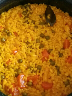 Una foto de Arroz con pollo y verduritas 🍽👌😋