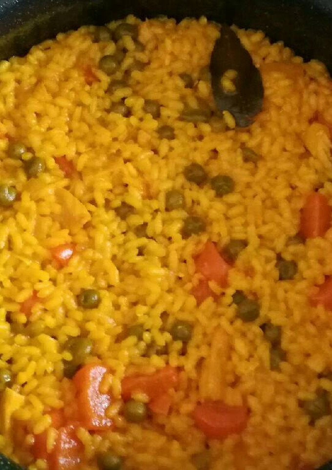 Una foto de Arroz con pollo y verduritas 🍽👌😋
