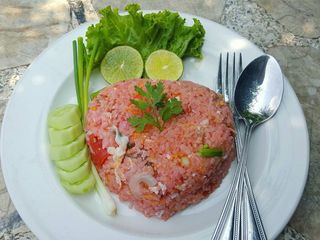ข้าวผัดไข่สีชมพู