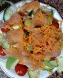 Ensalada de cherrys, salmón ahumado y zanahoria rallada