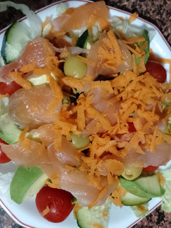 Una foto de Ensalada de cherrys, salmón ahumado y zanahoria rallada