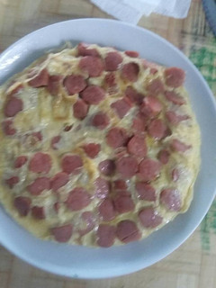 Una foto de Tortilla de huevos y salchichas