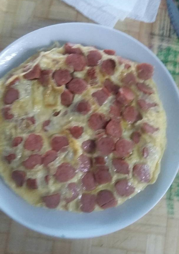Una foto de Tortilla de huevos y salchichas