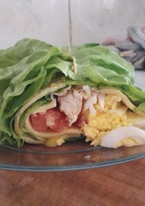 Una foto de Arrollado de pollo y lechuga
