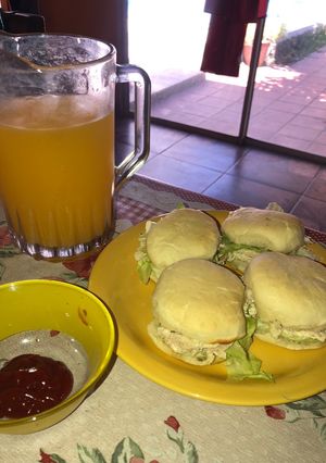 Una foto de Sanguchitos de pollo con lechuga y mayonesa ⛱️☀️🥤