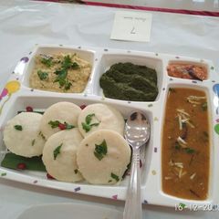 A picture of Idli Sambhar.