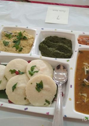 A picture of Idli Sambhar.
