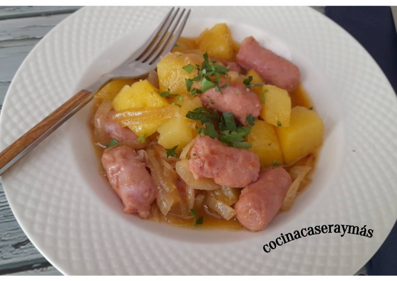 Salchichas frescas con patatas