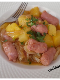Una foto de Salchichas frescas con patatas