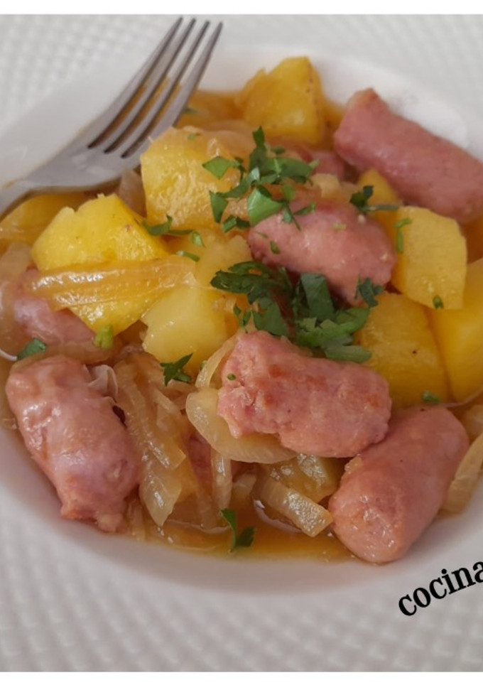 Una foto de Salchichas frescas con patatas