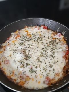 Una foto de Huevo con verduras y queso
