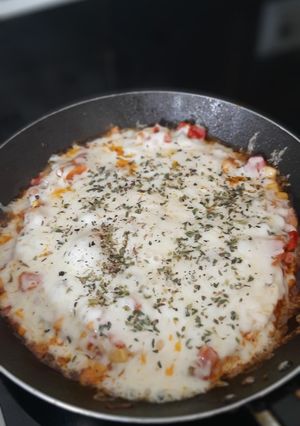 Una foto de Huevo con verduras y queso