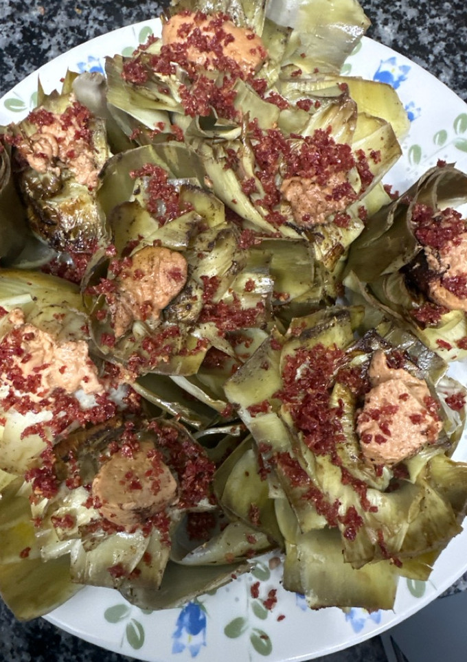 Una foto de 527. Flores de alcachofa con jamón serrano y foie (picoteo)